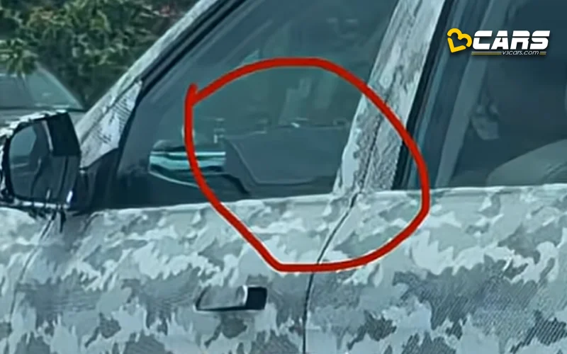 2025 mahindra xuv700 facelift spied with triple screen layout