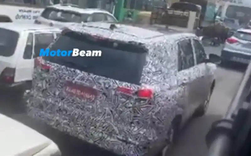 Toyota innova hycross spied with panoramic sunroof