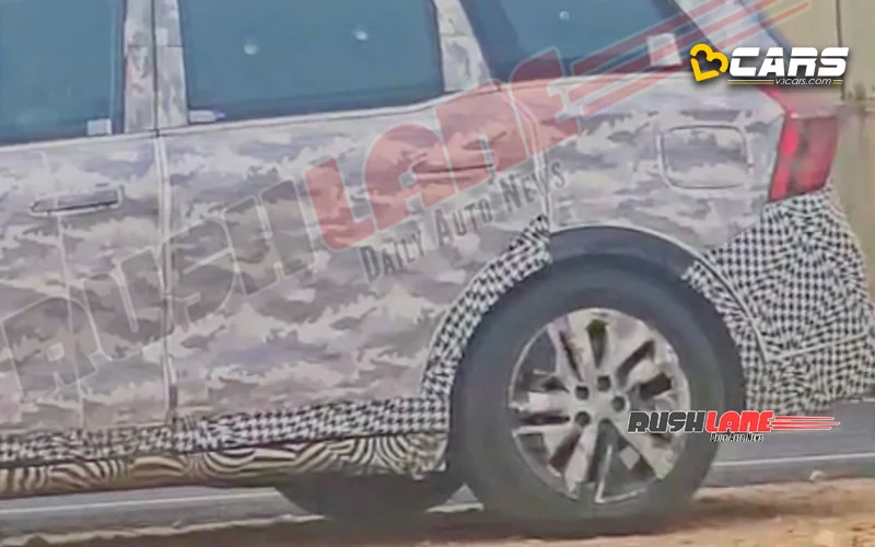 2025 mahindra xuv700 facelift spied with triple screen layout